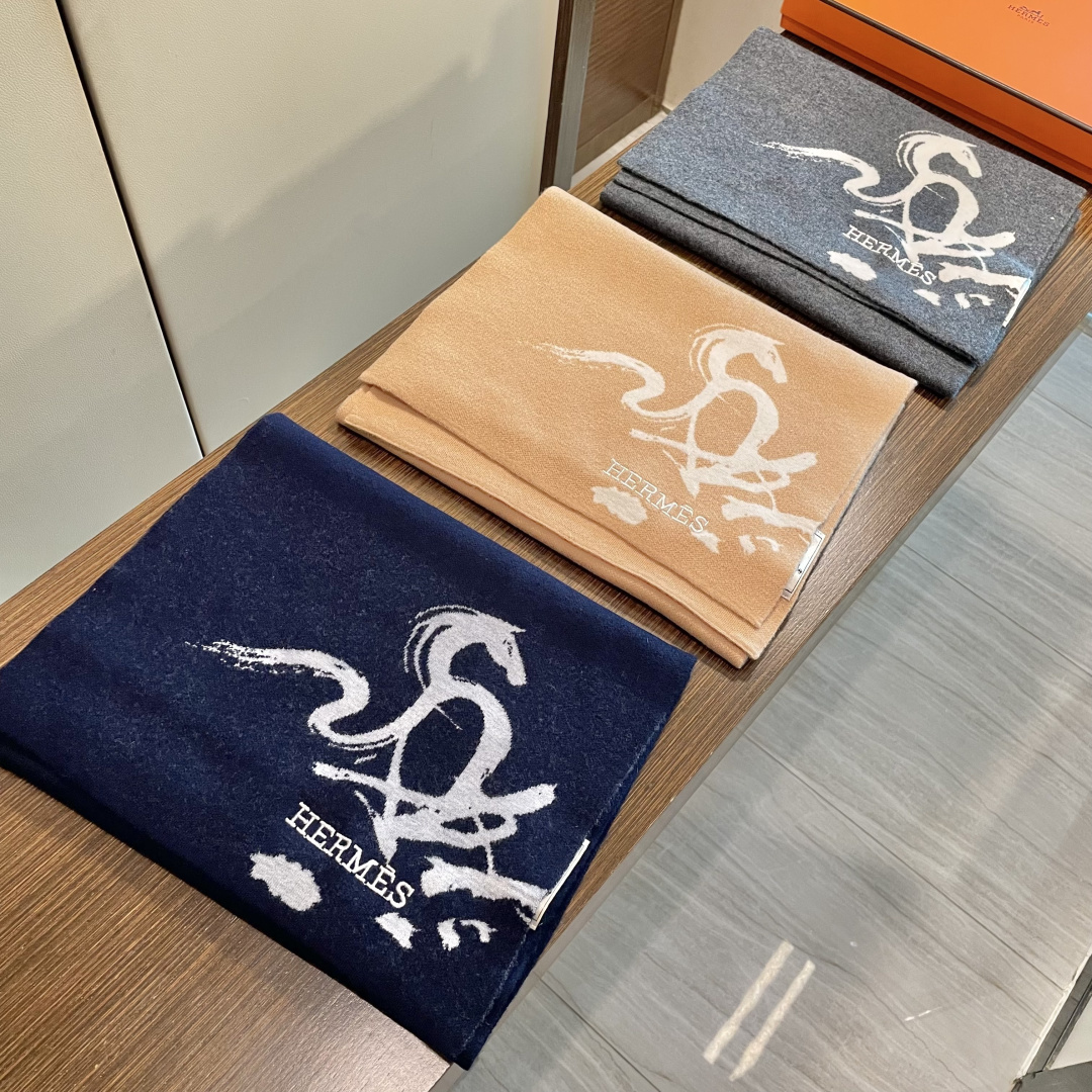 爱马仕百分百纯羊绒长巾👏💙顶级原单正品旷世绝美，顶级高端货👼【绝对值得珍藏👍】专柜限量哦‼️有钱都很难订