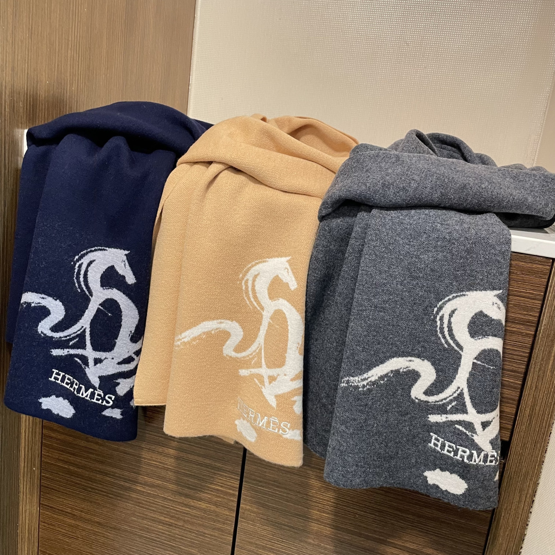 爱马仕百分百纯羊绒长巾👏💙顶级原单正品旷世绝美，顶级高端货👼【绝对值得珍藏👍】专柜限量哦‼️有钱都很难订