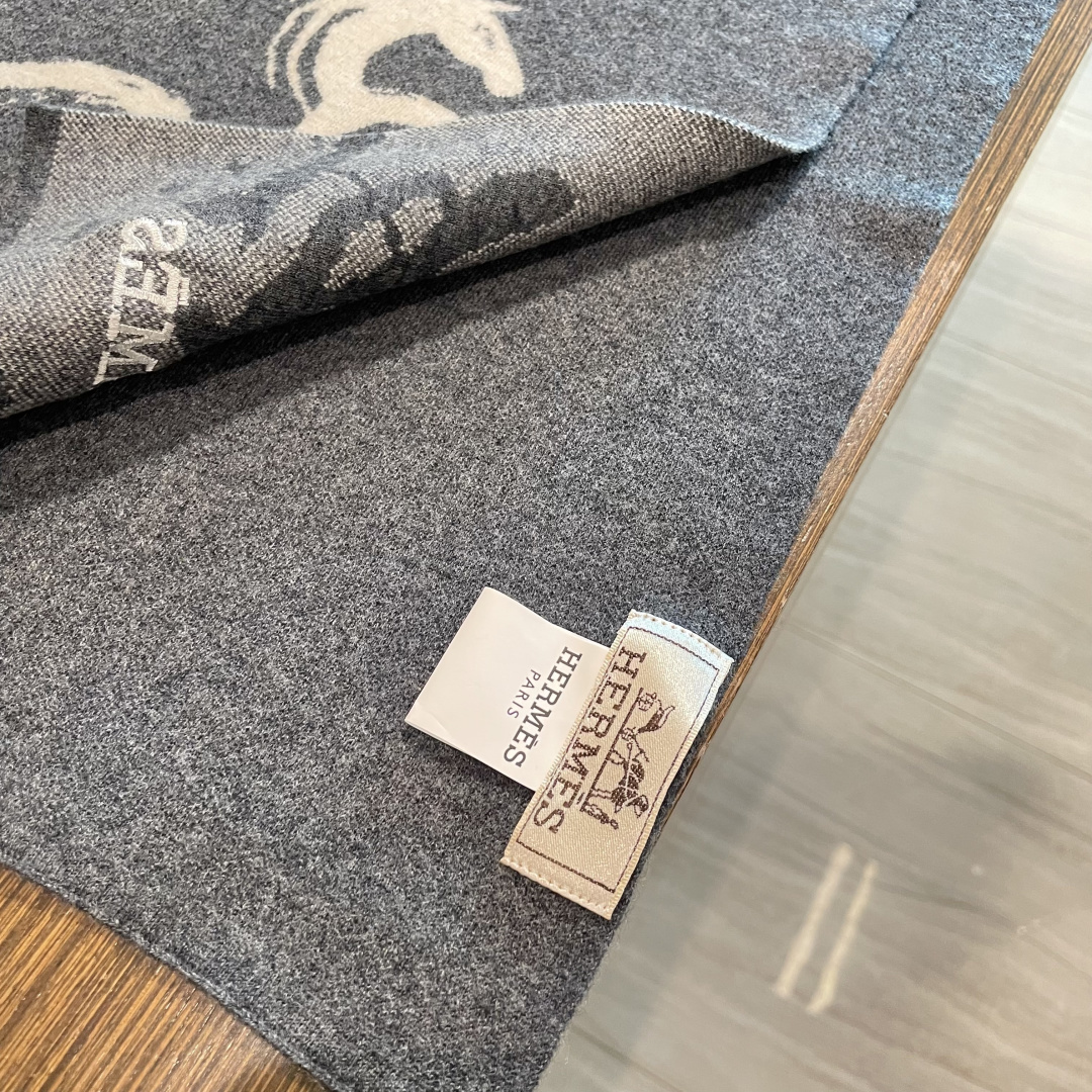 爱马仕百分百纯羊绒长巾👏💙顶级原单正品旷世绝美，顶级高端货👼【绝对值得珍藏👍】专柜限量哦‼️有钱都很难订