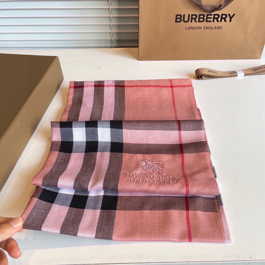 巴宝莉Burberry 经典专柜款、专柜同步 羊绒格子方巾现货秒发 衣柜必备经典款VIP推荐！！！早秋经
