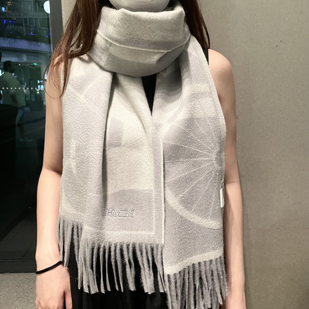 官网同款水波纹水羊绒 爱马仕❗👫同款围巾且买且珍惜羊绒款😍~都是出口订单所以比较难遇❤东西讲究少而精😍好