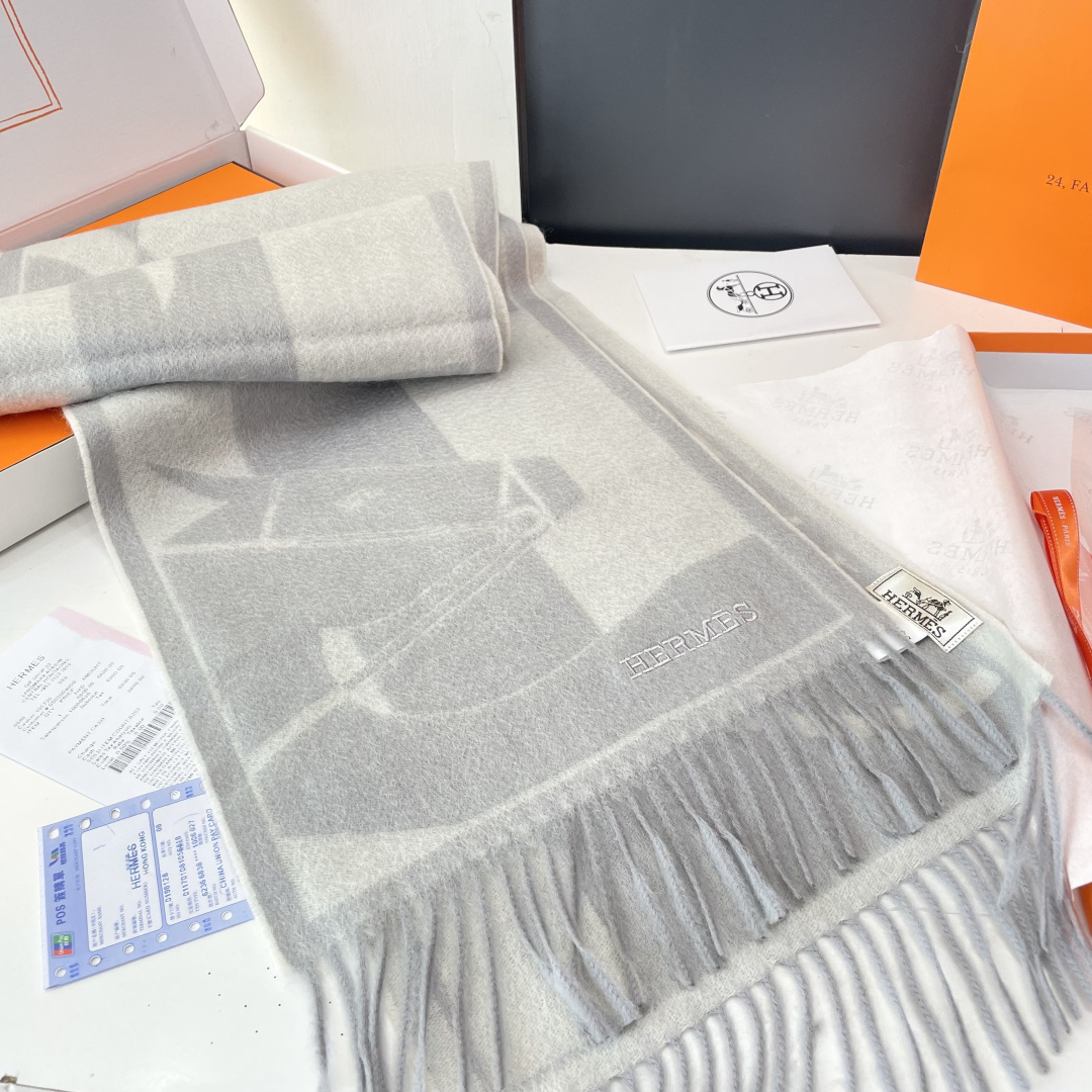 官网同款水波纹水羊绒 爱马仕❗👫同款围巾且买且珍惜羊绒款😍~都是出口订单所以比较难遇❤东西讲究少而精😍好