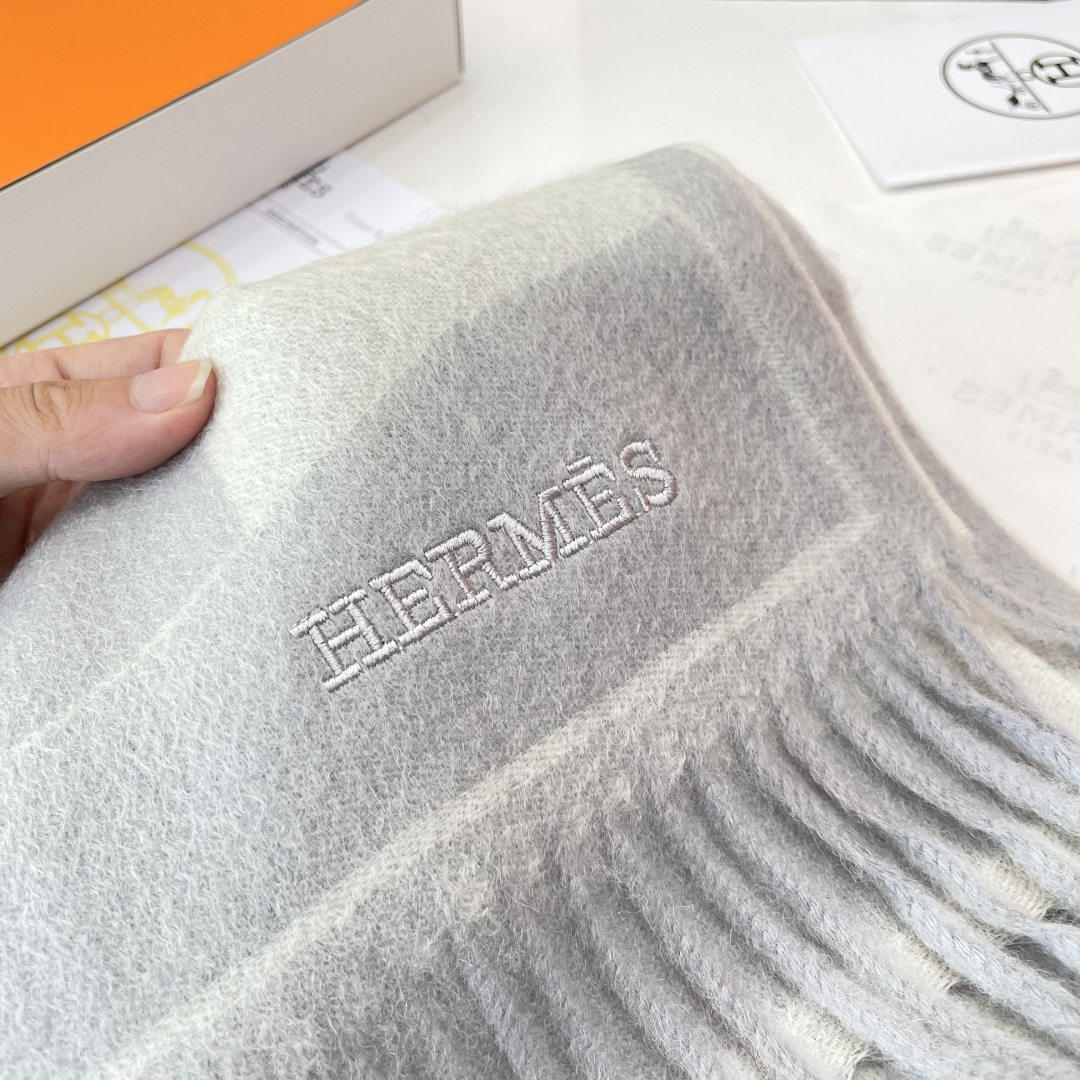 官网同款水波纹水羊绒 爱马仕❗👫同款围巾且买且珍惜羊绒款😍~都是出口订单所以比较难遇❤东西讲究少而精😍好