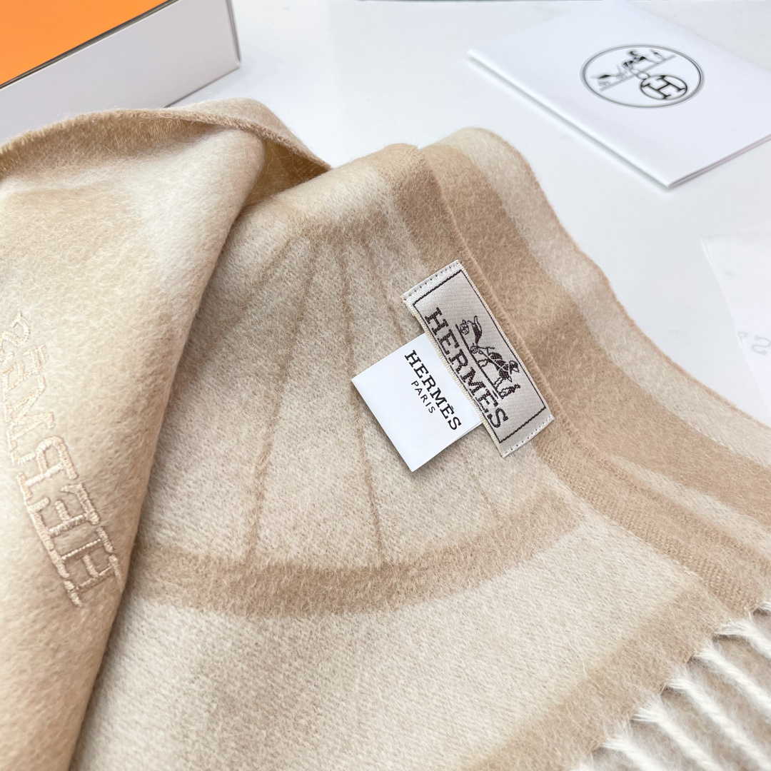 官网同款水波纹水羊绒 爱马仕❗👫同款围巾且买且珍惜羊绒款😍~都是出口订单所以比较难遇❤东西讲究少而精😍好