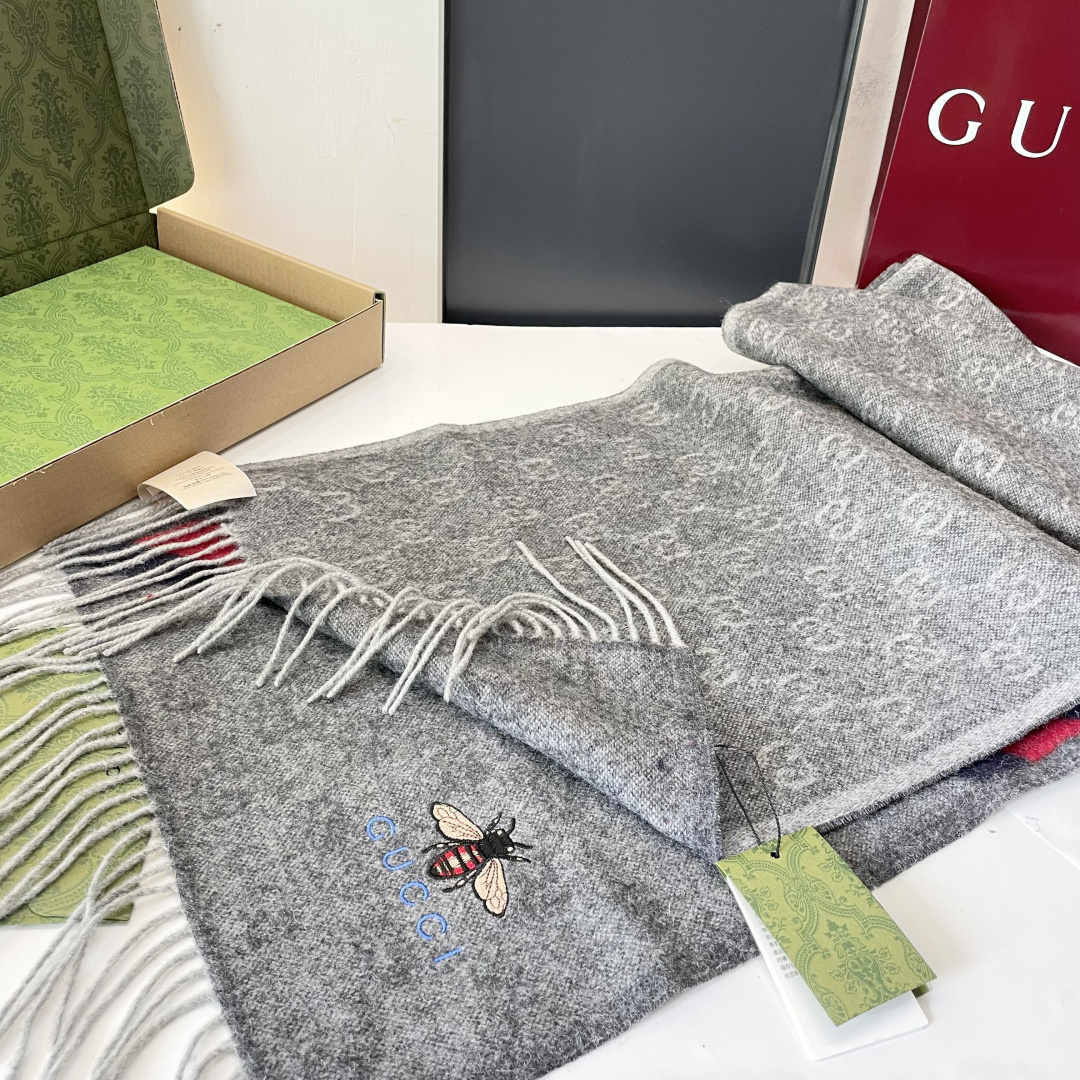 viP推荐👍Gucci专柜最新款‼️。爆款哦 😘💍实物真心美 🎀条纹小蜜蜂🐝💓💃🏻无论设计都是非常到位☀