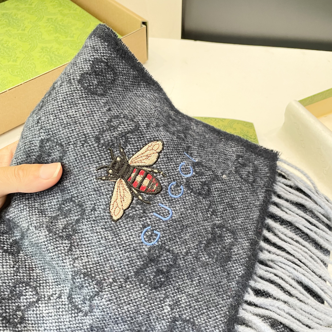 viP推荐👍Gucci专柜最新款‼️。爆款哦 😘💍实物真心美 🎀条纹小蜜蜂🐝💓💃🏻无论设计都是非常到位☀