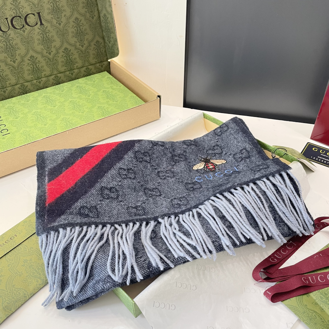 viP推荐👍Gucci专柜最新款‼️。爆款哦 😘💍实物真心美 🎀条纹小蜜蜂🐝💓💃🏻无论设计都是非常到位☀