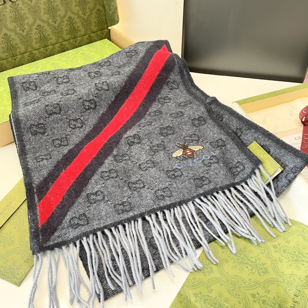 viP推荐👍Gucci专柜最新款‼️。爆款哦 😘💍实物真心美 🎀条纹小蜜蜂🐝💓💃🏻无论设计都是非常到位☀