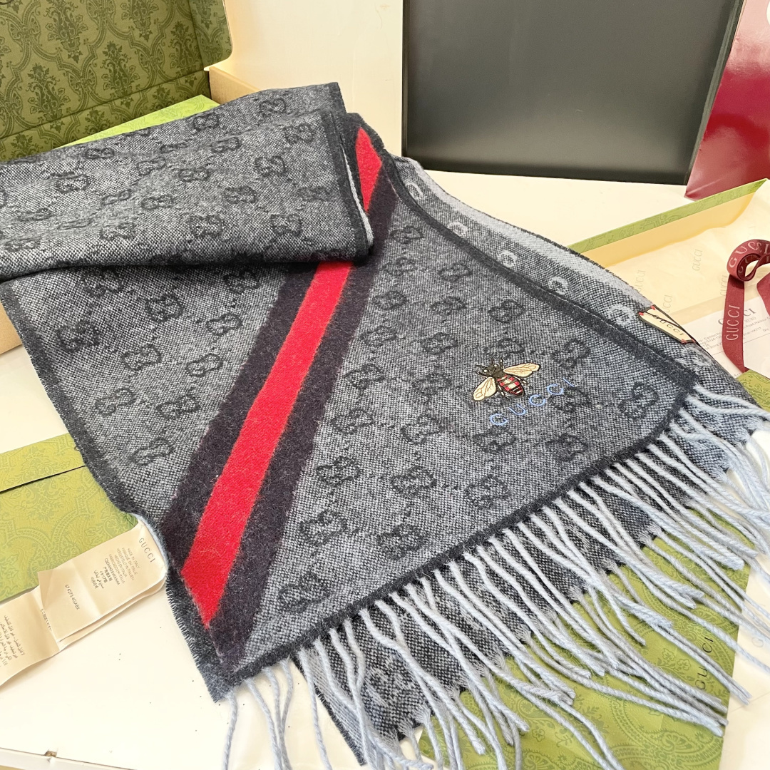 viP推荐👍Gucci专柜最新款‼️。爆款哦 😘💍实物真心美 🎀条纹小蜜蜂🐝💓💃🏻无论设计都是非常到位☀