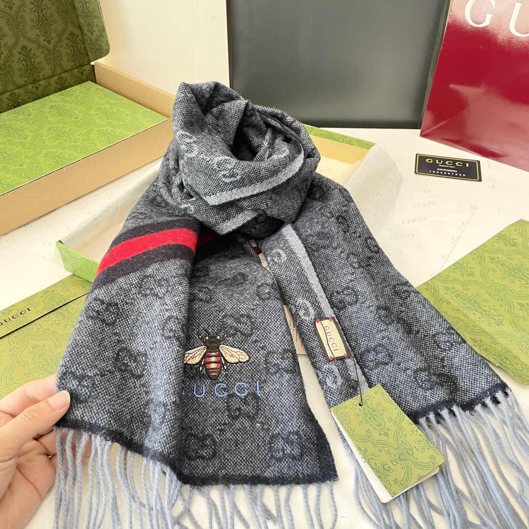 viP推荐👍Gucci专柜最新款‼️。爆款哦 😘💍实物真心美 🎀条纹小蜜蜂🐝💓💃🏻无论设计都是非常到位☀