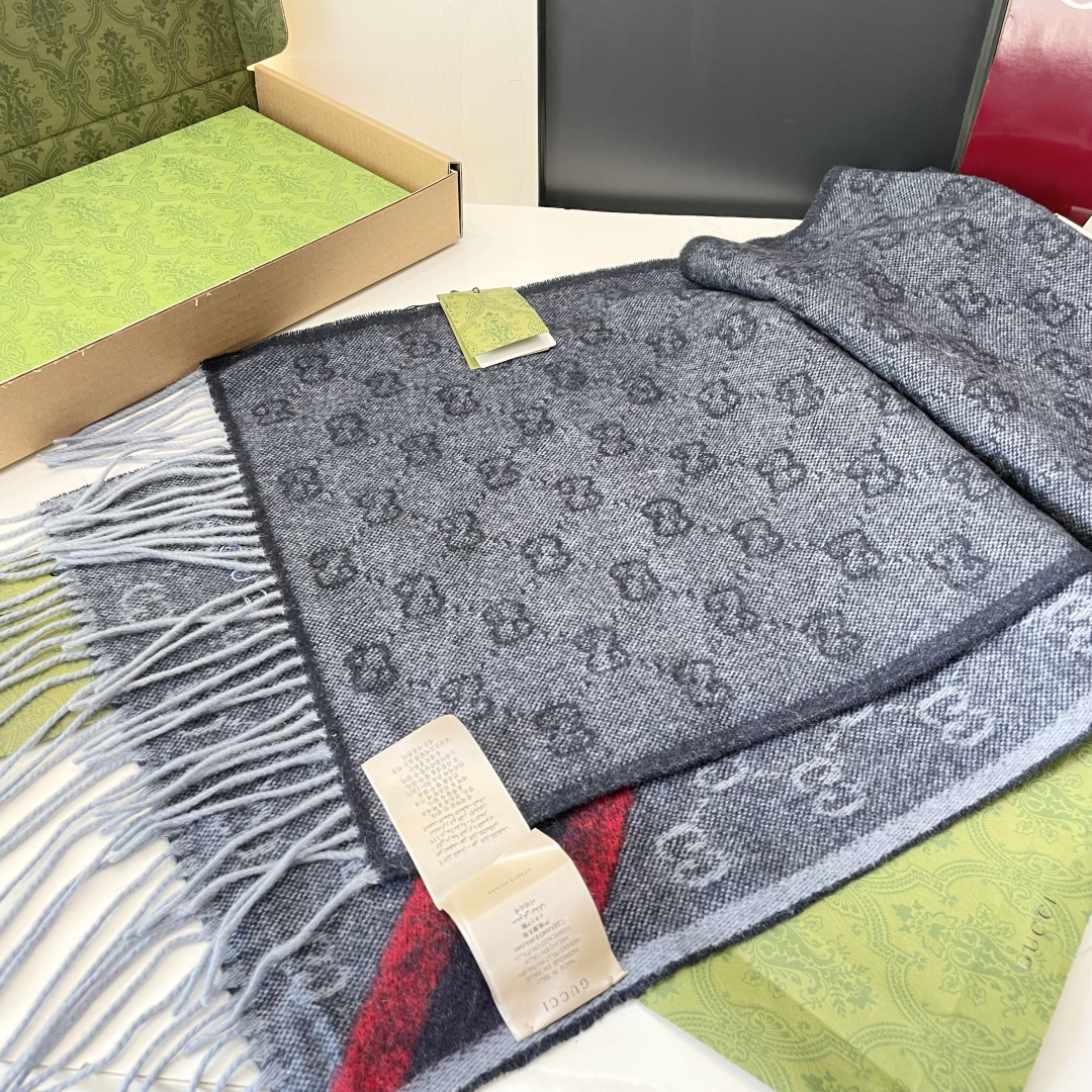 viP推荐👍Gucci专柜最新款‼️。爆款哦 😘💍实物真心美 🎀条纹小蜜蜂🐝💓💃🏻无论设计都是非常到位☀