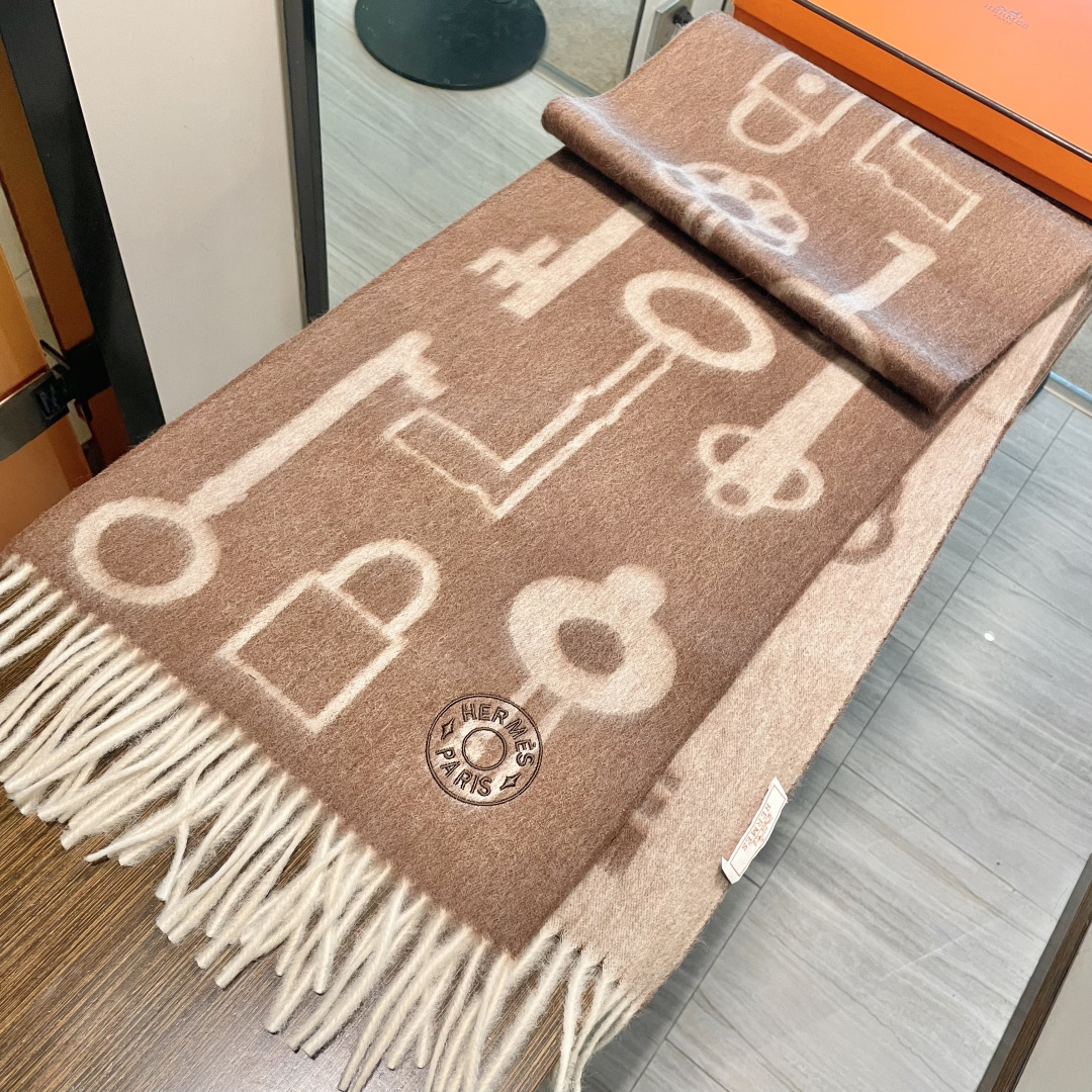 冲动秒杀款 爱马仕❗️男女👫同款双面围巾且买且珍惜羊绒款😍~都是出口订单所以比较难遇❤️东西讲究少而精😍