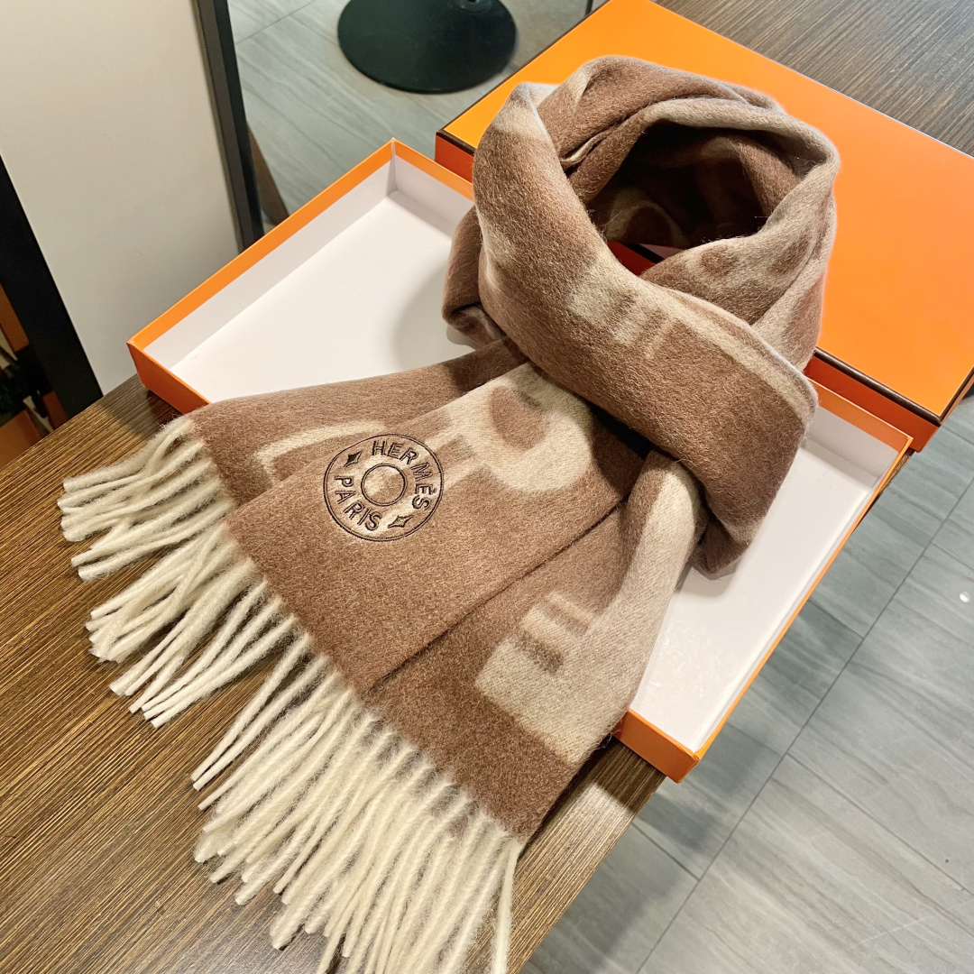 冲动秒杀款 爱马仕❗️男女👫同款双面围巾且买且珍惜羊绒款😍~都是出口订单所以比较难遇❤️东西讲究少而精😍