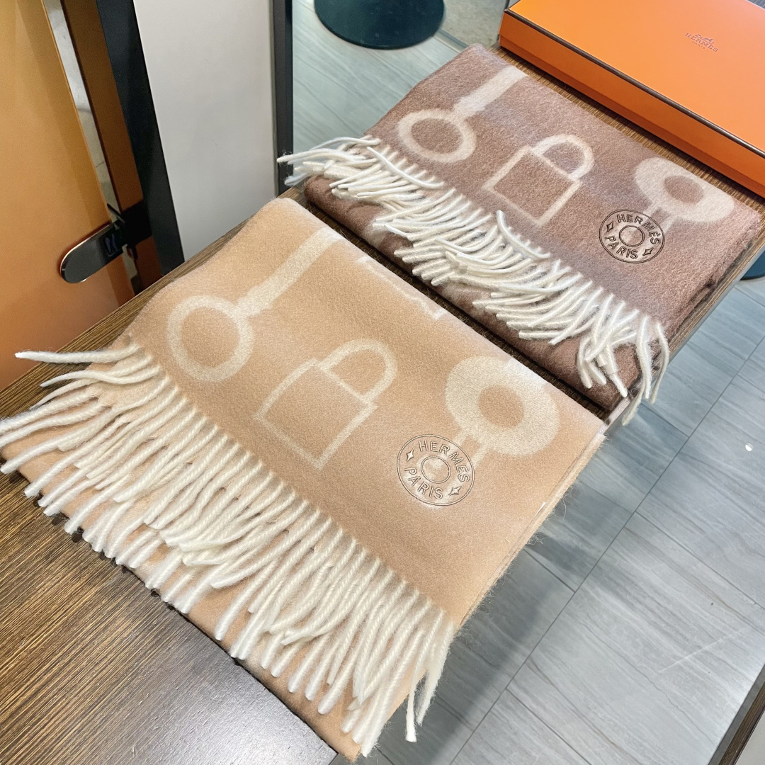 冲动秒杀款 爱马仕❗️男女👫同款双面围巾且买且珍惜羊绒款😍~都是出口订单所以比较难遇❤️东西讲究少而精😍