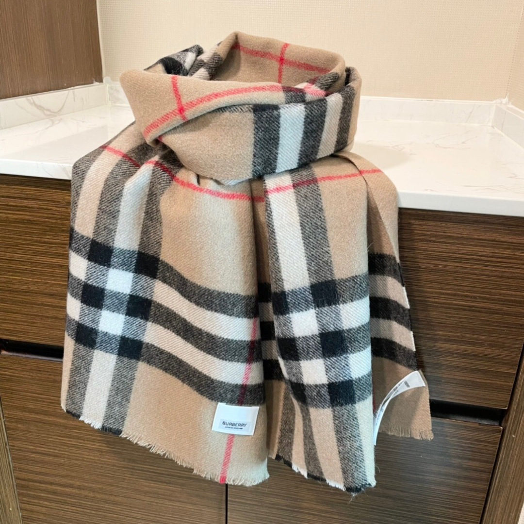 burberry专柜短须边经典羊绒格子围巾！！真香系列必入推荐！专柜最新品相，目前专柜都换上了四角缝白标