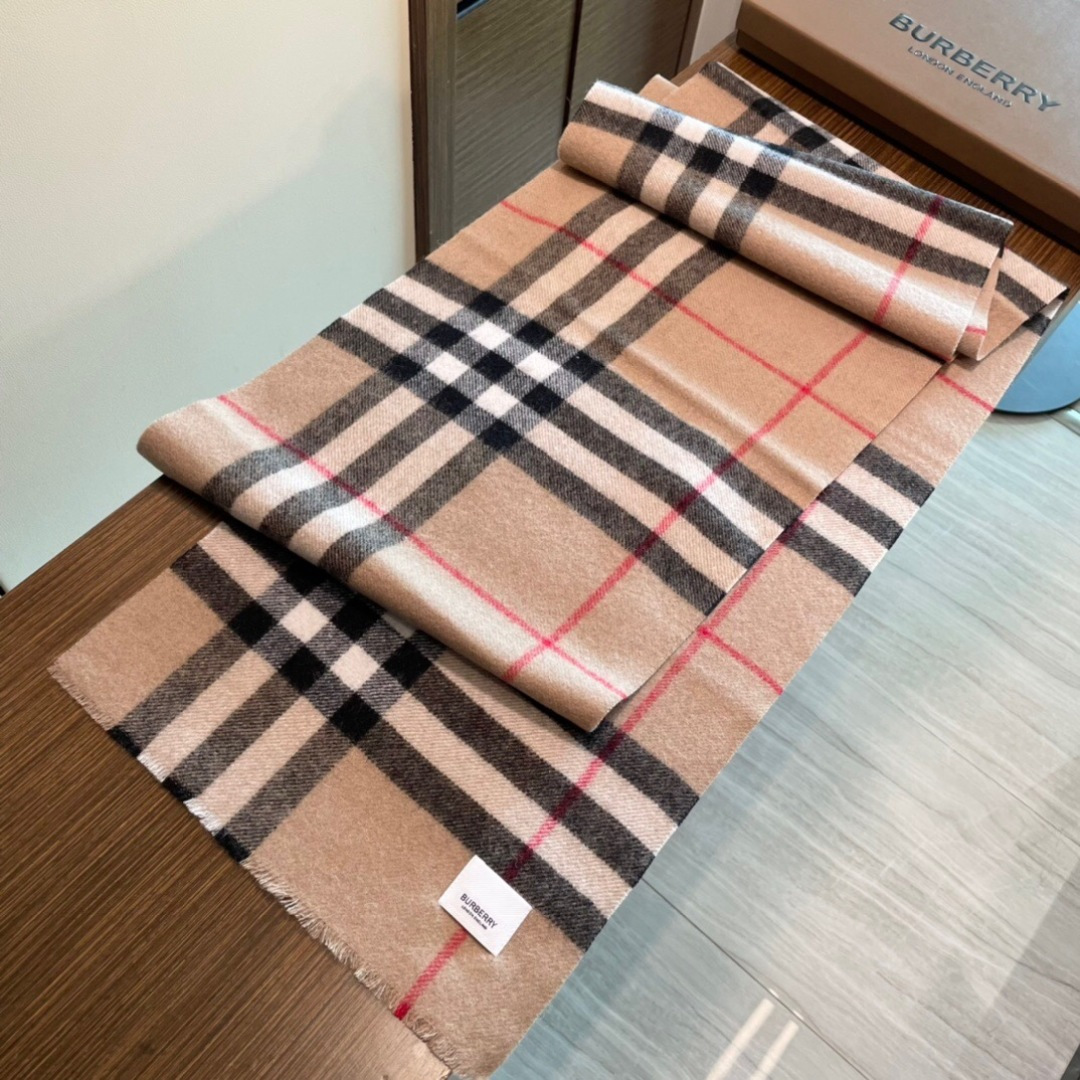burberry专柜短须边经典羊绒格子围巾！！真香系列必入推荐！专柜最新品相，目前专柜都换上了四角缝白标