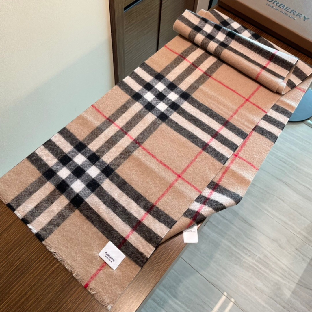 burberry专柜短须边经典羊绒格子围巾！！真香系列必入推荐！专柜最新品相，目前专柜都换上了四角缝白标