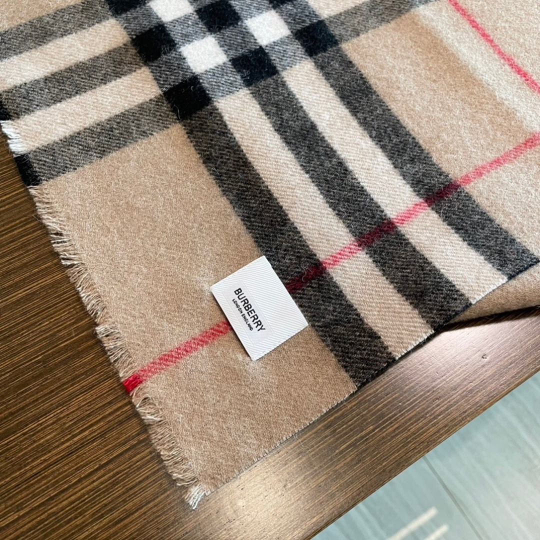 burberry专柜短须边经典羊绒格子围巾！！真香系列必入推荐！专柜最新品相，目前专柜都换上了四角缝白标