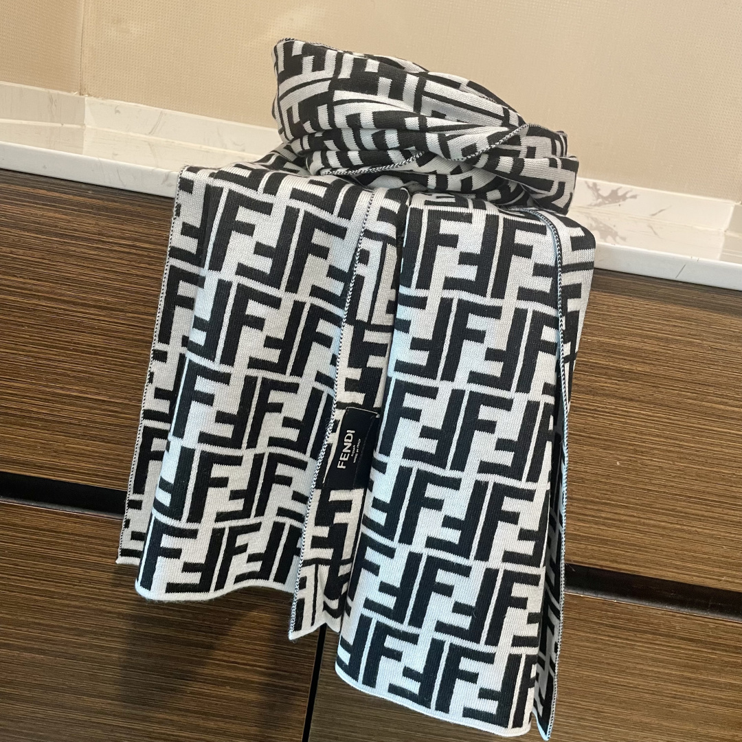 经典FF字母元素围巾，专柜也是刚上架的好玩意儿‼今年的芬迪也是起飞的架势，火的不要不要的，这款真真儿的正