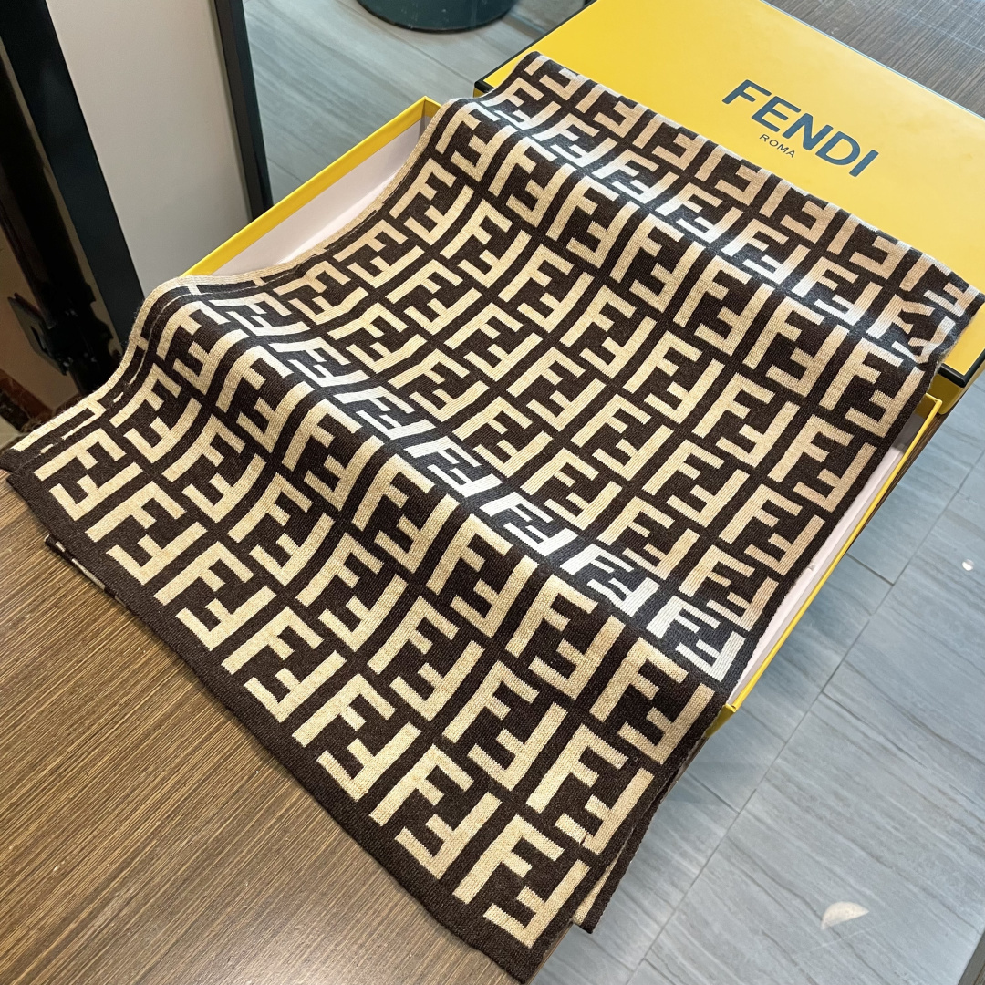 经典FF字母元素围巾，专柜也是刚上架的好玩意儿‼今年的芬迪也是起飞的架势，火的不要不要的，这款真真儿的正