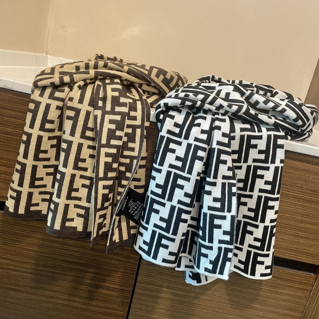 经典FF字母元素围巾，专柜也是刚上架的好玩意儿‼今年的芬迪也是起飞的架势，火的不要不要的，这款真真儿的正