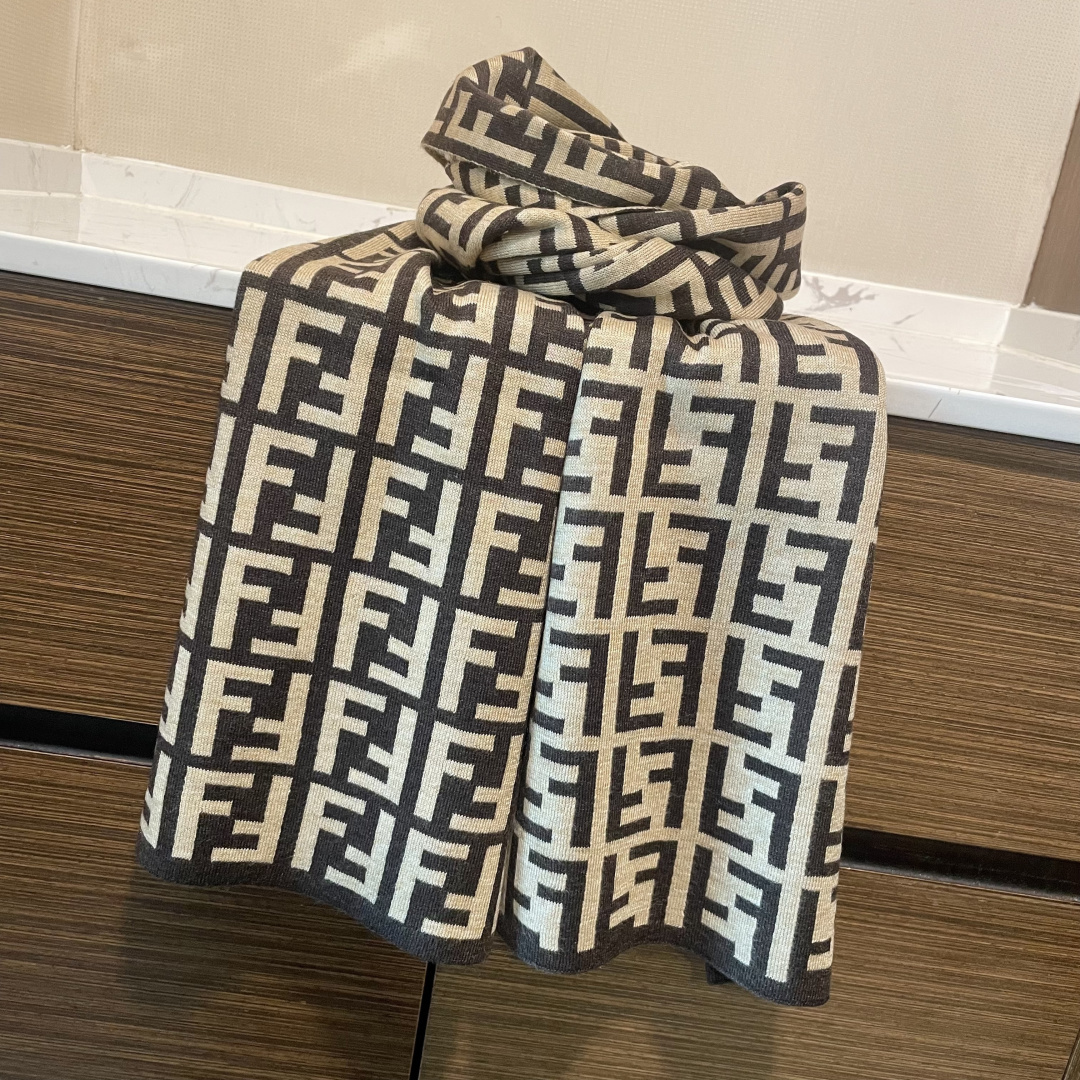 经典FF字母元素围巾，专柜也是刚上架的好玩意儿‼今年的芬迪也是起飞的架势，火的不要不要的，这款真真儿的正