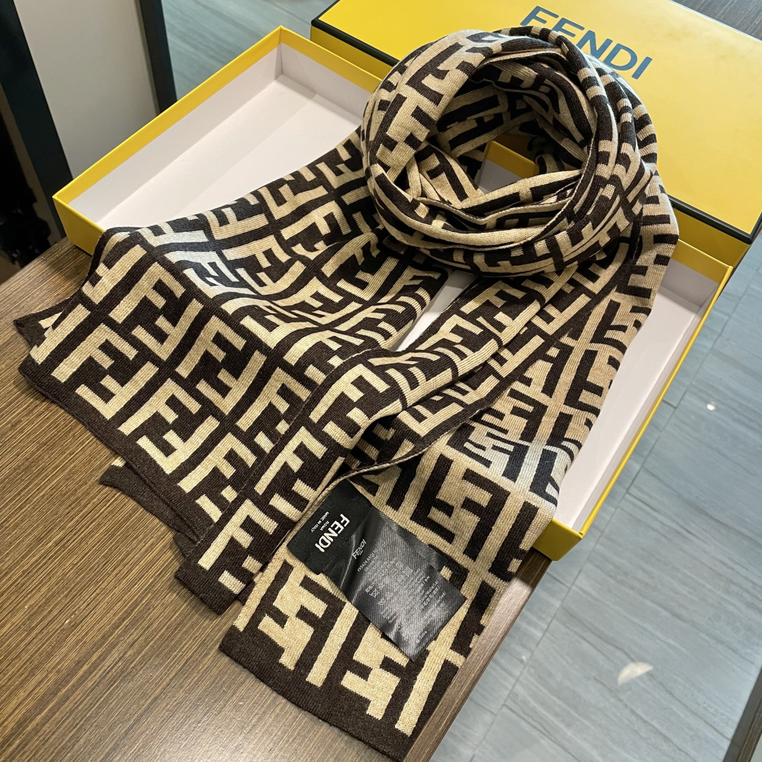 经典FF字母元素围巾，专柜也是刚上架的好玩意儿‼今年的芬迪也是起飞的架势，火的不要不要的，这款真真儿的正