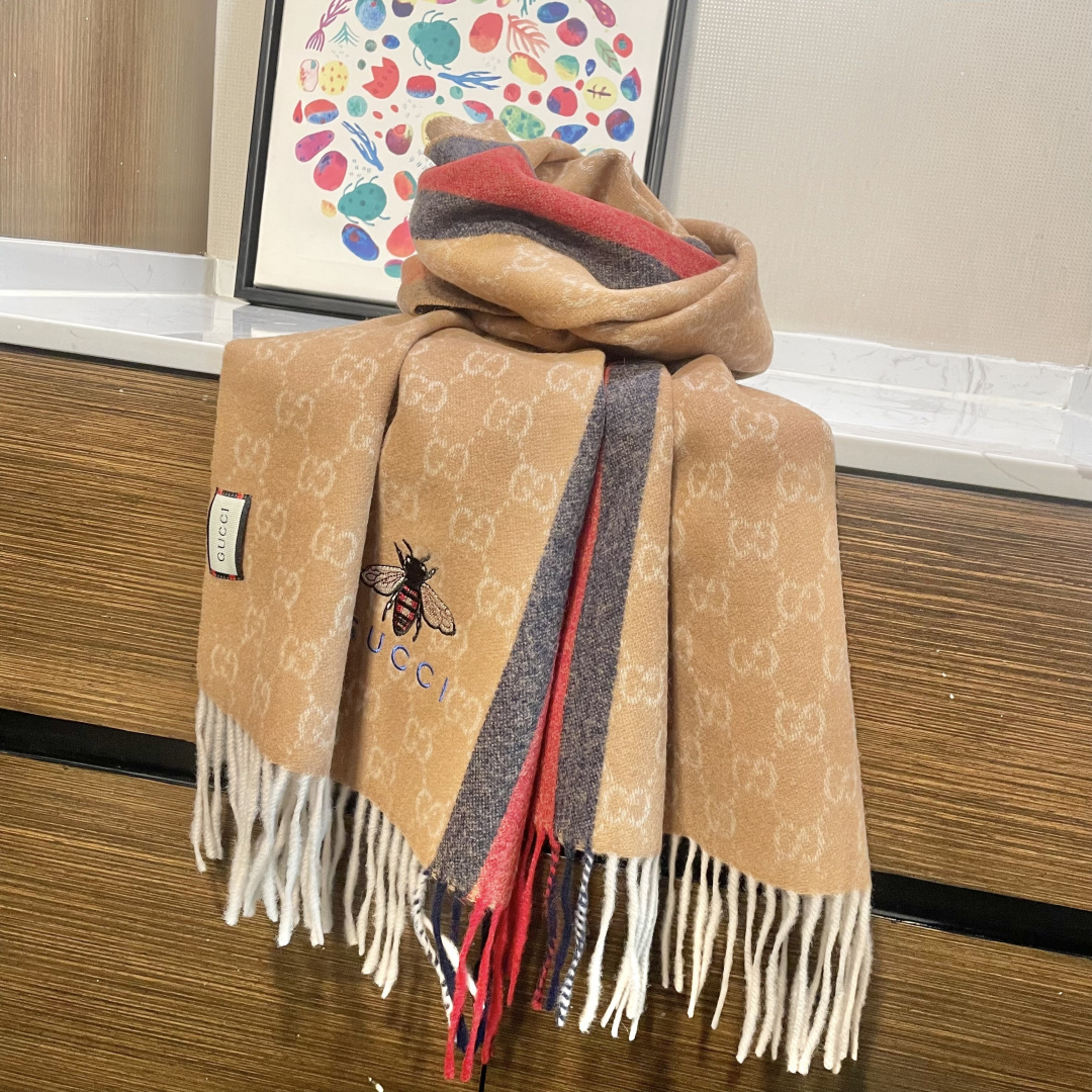 Gucci最新情侣款🐝精选高原山羊绒💪🏻打造今年秋冬最美的💁 拼色的条纹设计💋搭配时下最流行的小蜜蜂元素