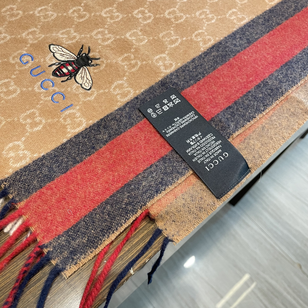 Gucci最新情侣款🐝精选高原山羊绒💪🏻打造今年秋冬最美的💁 拼色的条纹设计💋搭配时下最流行的小蜜蜂元素