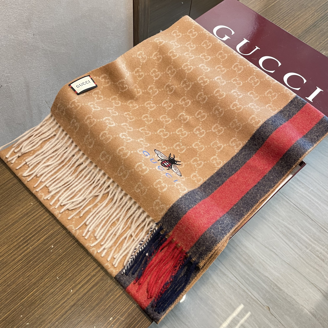 Gucci最新情侣款🐝精选高原山羊绒💪🏻打造今年秋冬最美的💁 拼色的条纹设计💋搭配时下最流行的小蜜蜂元素