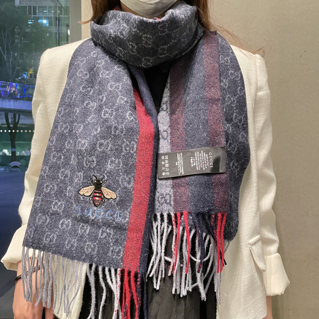 Gucci最新情侣款🐝精选高原山羊绒💪🏻打造今年秋冬最美的💁 拼色的条纹设计💋搭配时下最流行的小蜜蜂元素