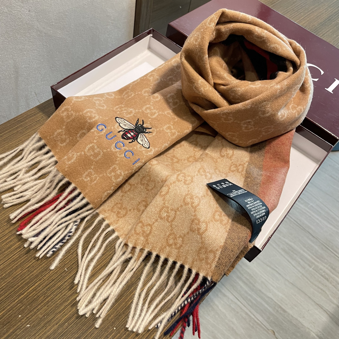 Gucci最新情侣款🐝精选高原山羊绒💪🏻打造今年秋冬最美的💁 拼色的条纹设计💋搭配时下最流行的小蜜蜂元素