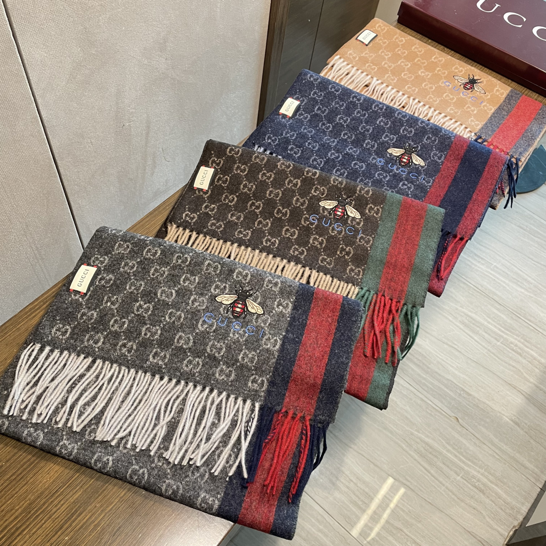Gucci最新情侣款🐝精选高原山羊绒💪🏻打造今年秋冬最美的💁 拼色的条纹设计💋搭配时下最流行的小蜜蜂元素