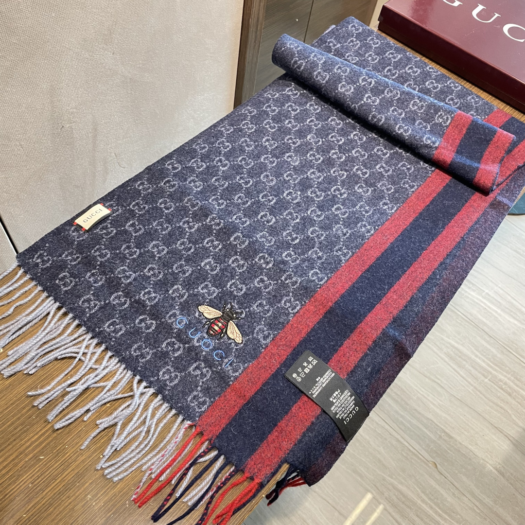 Gucci最新情侣款🐝精选高原山羊绒💪🏻打造今年秋冬最美的💁 拼色的条纹设计💋搭配时下最流行的小蜜蜂元素