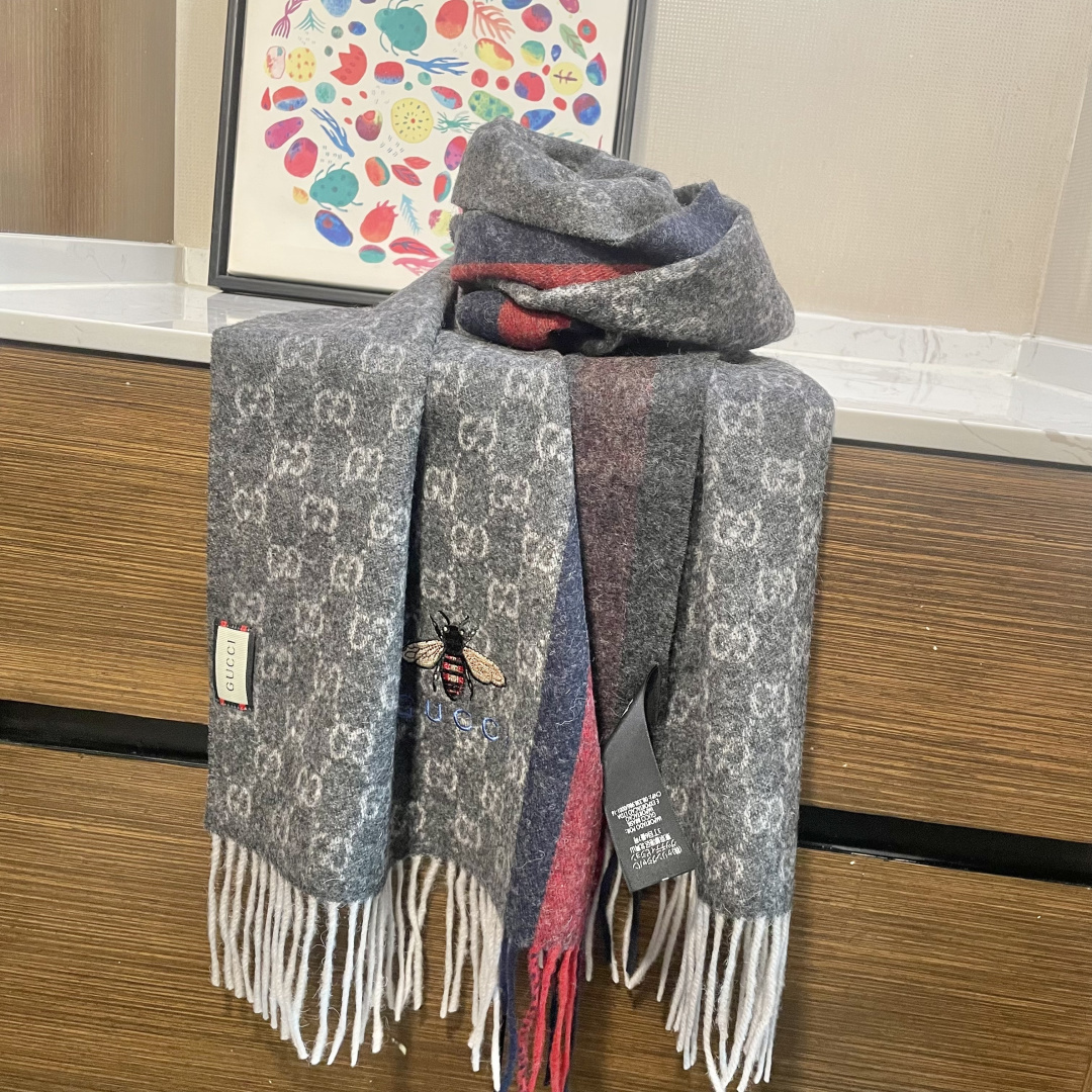 Gucci最新情侣款🐝精选高原山羊绒💪🏻打造今年秋冬最美的💁 拼色的条纹设计💋搭配时下最流行的小蜜蜂元素