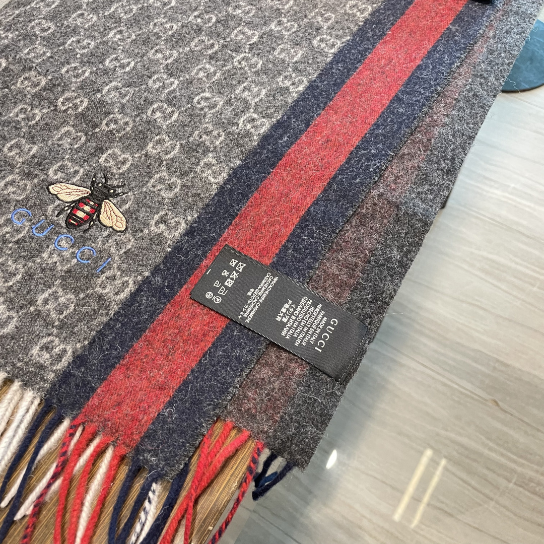 Gucci最新情侣款🐝精选高原山羊绒💪🏻打造今年秋冬最美的💁 拼色的条纹设计💋搭配时下最流行的小蜜蜂元素