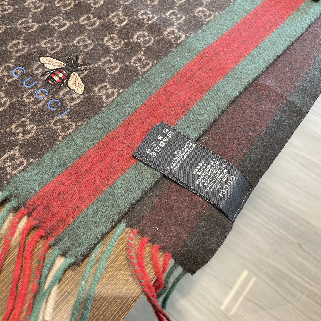 Gucci最新情侣款🐝精选高原山羊绒💪🏻打造今年秋冬最美的💁 拼色的条纹设计💋搭配时下最流行的小蜜蜂元素