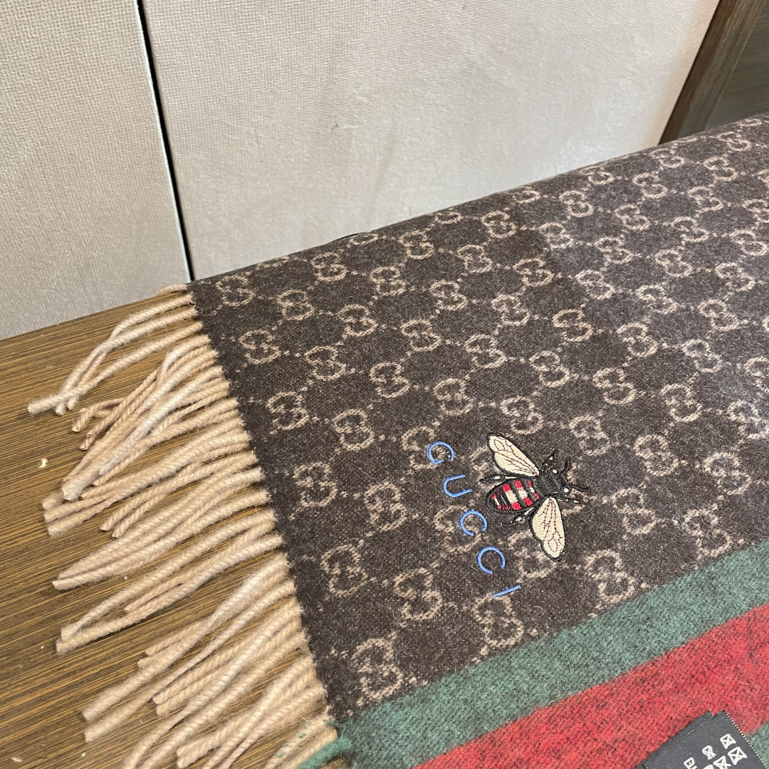 Gucci最新情侣款🐝精选高原山羊绒💪🏻打造今年秋冬最美的💁 拼色的条纹设计💋搭配时下最流行的小蜜蜂元素