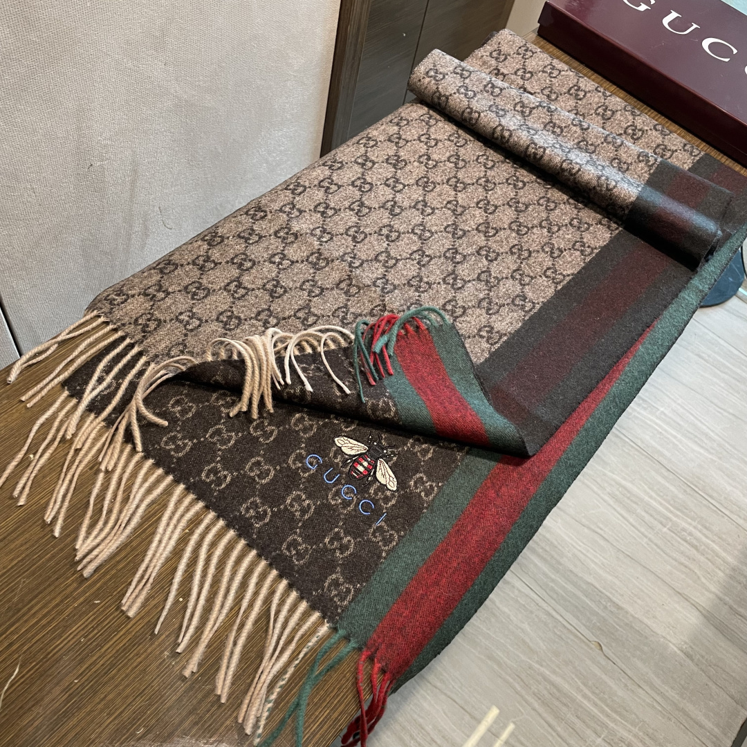 Gucci最新情侣款🐝精选高原山羊绒💪🏻打造今年秋冬最美的💁 拼色的条纹设计💋搭配时下最流行的小蜜蜂元素