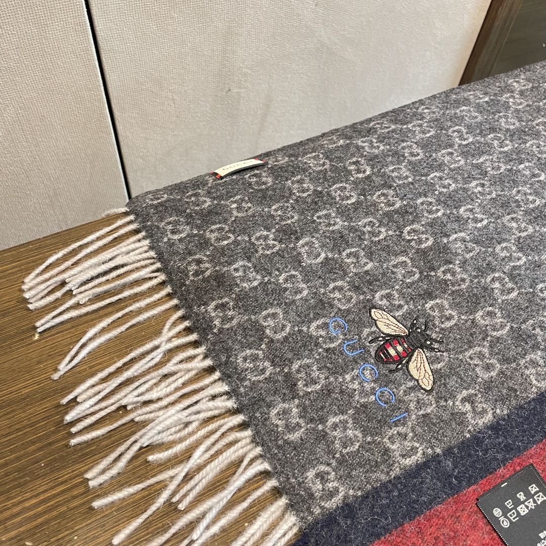 Gucci最新情侣款🐝精选高原山羊绒💪🏻打造今年秋冬最美的💁 拼色的条纹设计💋搭配时下最流行的小蜜蜂元素