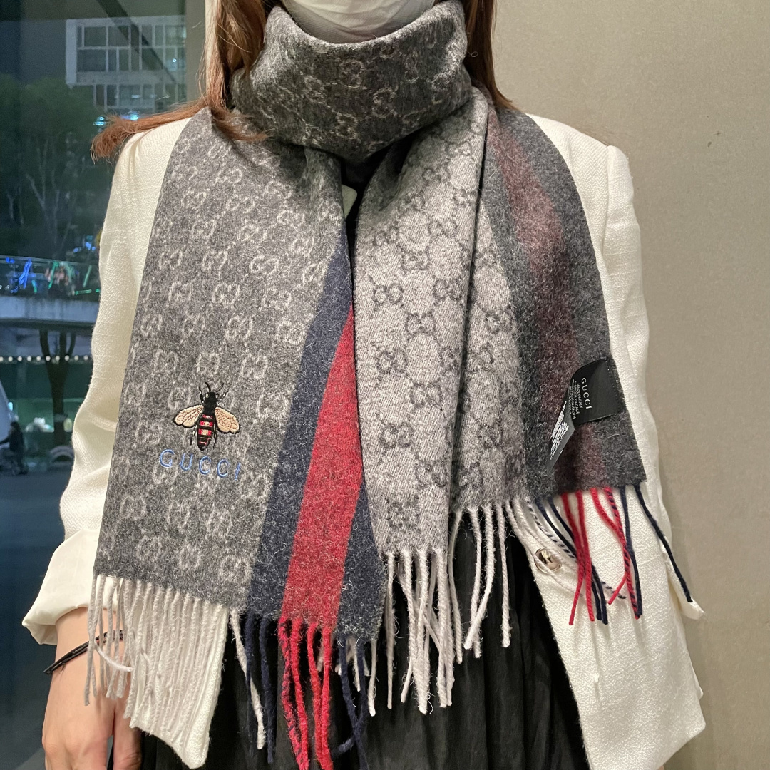 Gucci最新情侣款🐝精选高原山羊绒💪🏻打造今年秋冬最美的💁 拼色的条纹设计💋搭配时下最流行的小蜜蜂元素