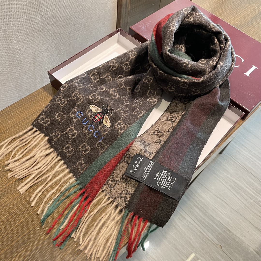 Gucci最新情侣款🐝精选高原山羊绒💪🏻打造今年秋冬最美的💁 拼色的条纹设计💋搭配时下最流行的小蜜蜂元素