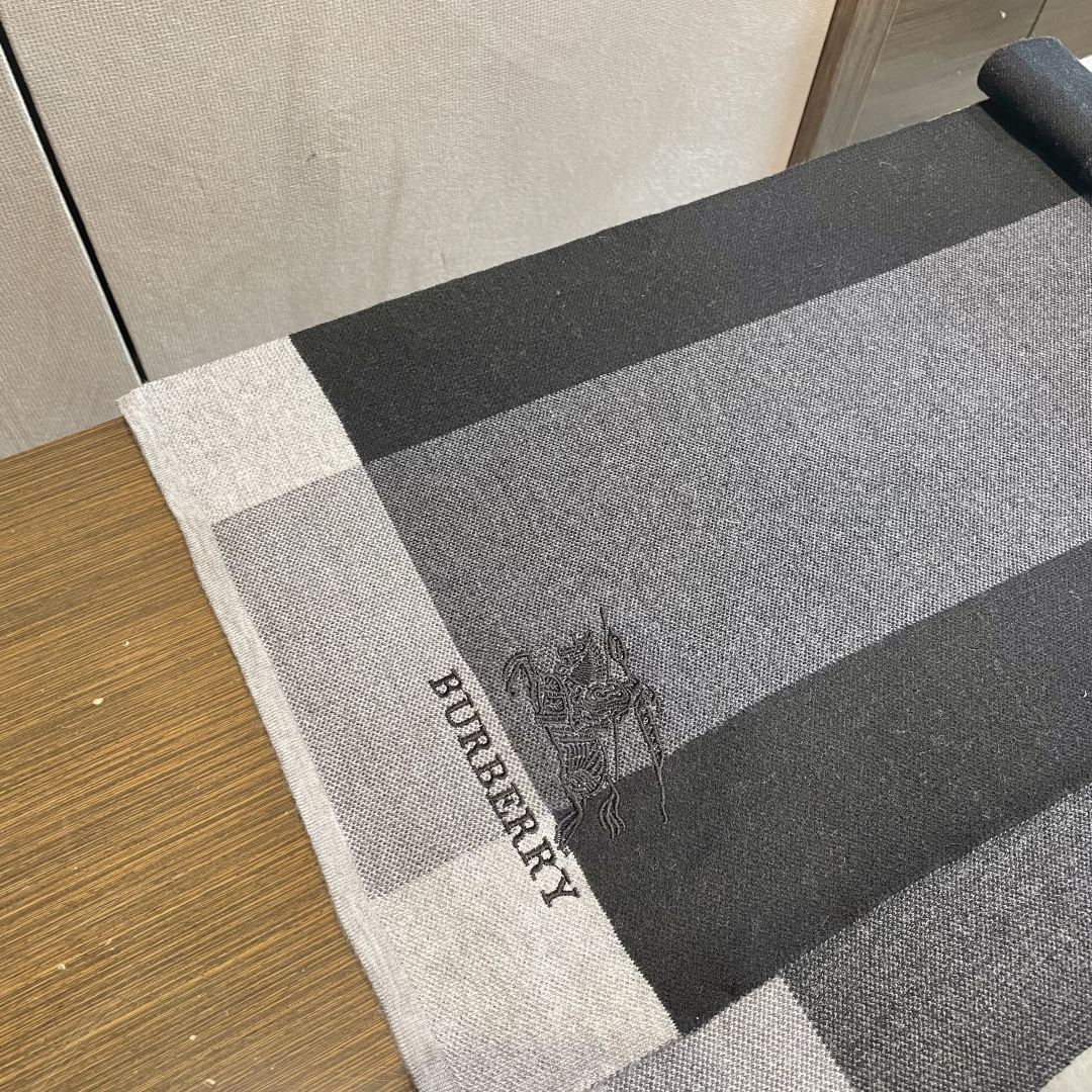 巴宝莉高端羊绒针织围巾！】可正式，可随意，非常Classical的男款设计。这款织法比较难，又很费纱线，