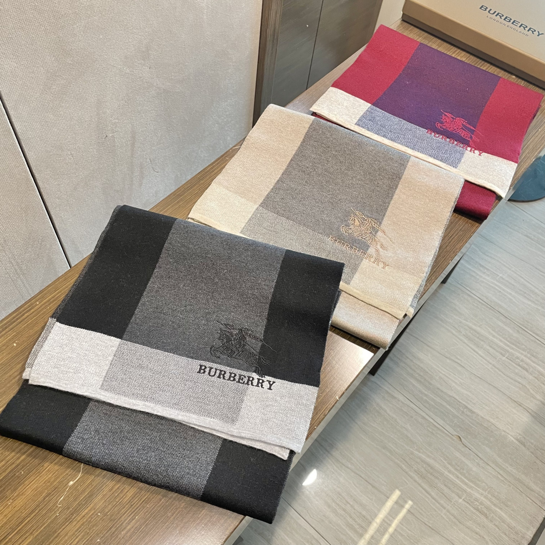 巴宝莉高端羊绒针织围巾！】可正式，可随意，非常Classical的男款设计。这款织法比较难，又很费纱线，