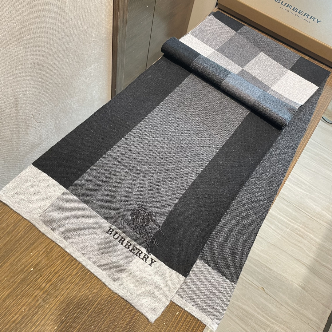 巴宝莉高端羊绒针织围巾！】可正式，可随意，非常Classical的男款设计。这款织法比较难，又很费纱线，