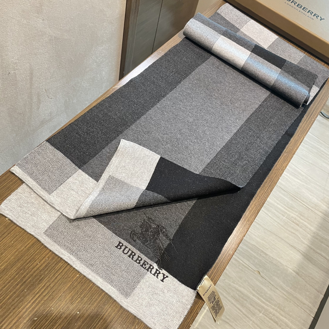 巴宝莉高端羊绒针织围巾！】可正式，可随意，非常Classical的男款设计。这款织法比较难，又很费纱线，