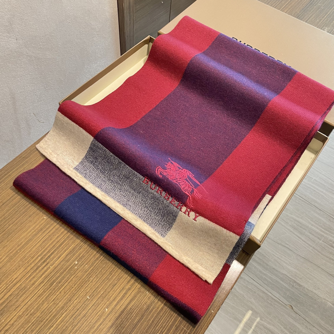 巴宝莉高端羊绒针织围巾！】可正式，可随意，非常Classical的男款设计。这款织法比较难，又很费纱线，