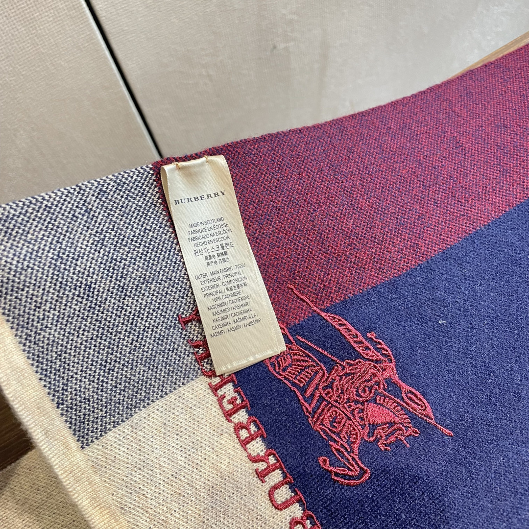 巴宝莉高端羊绒针织围巾！】可正式，可随意，非常Classical的男款设计。这款织法比较难，又很费纱线，