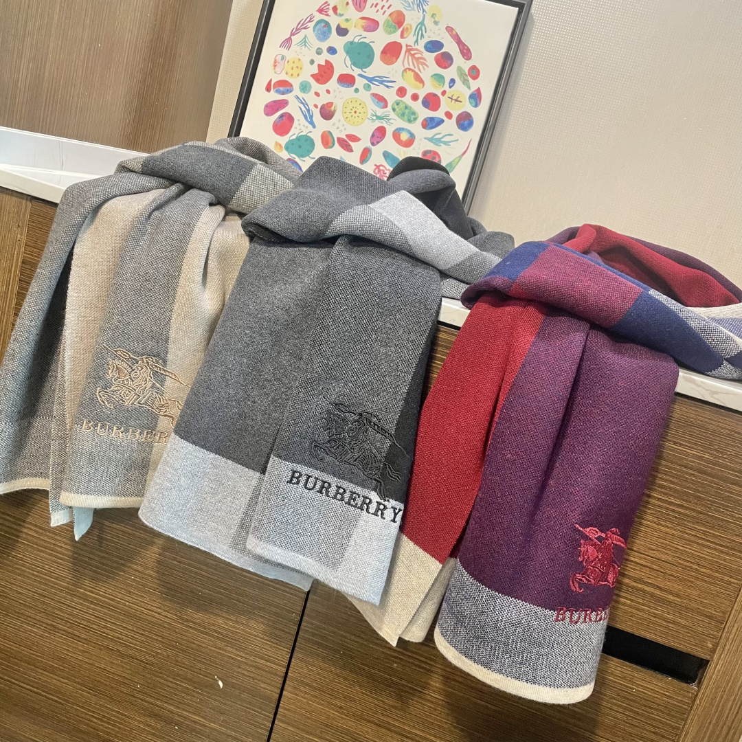 巴宝莉高端羊绒针织围巾！】可正式，可随意，非常Classical的男款设计。这款织法比较难，又很费纱线，