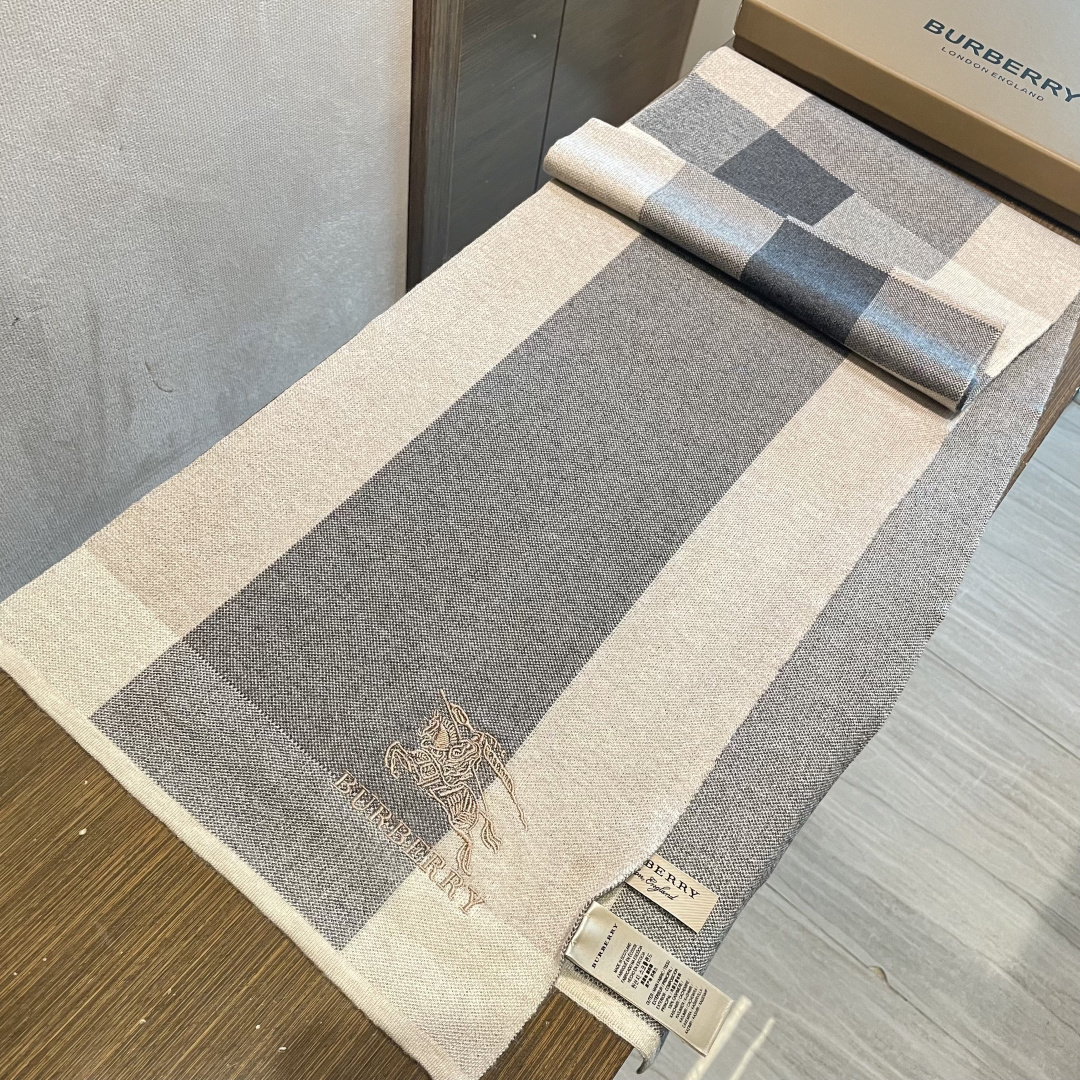 巴宝莉高端羊绒针织围巾！】可正式，可随意，非常Classical的男款设计。这款织法比较难，又很费纱线，